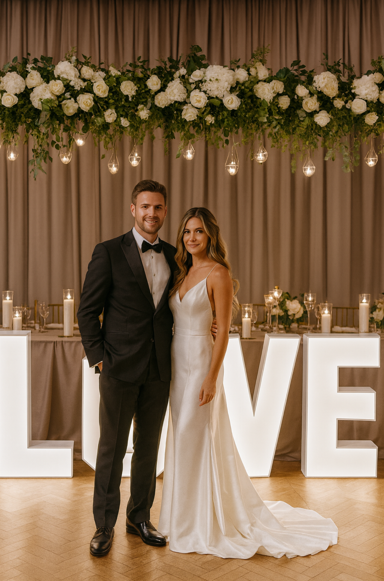 Pestrý nápis LOVE, světelná LED RGB písmena