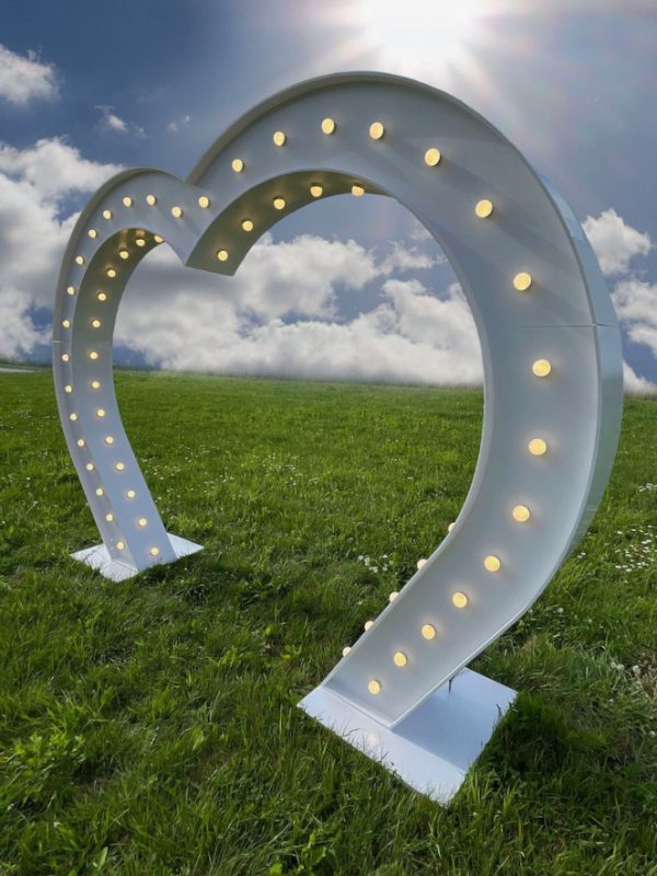 SRDCE SVATEBNÍ BRÁNA dekorace stojící osvětlená LED žárovkami.