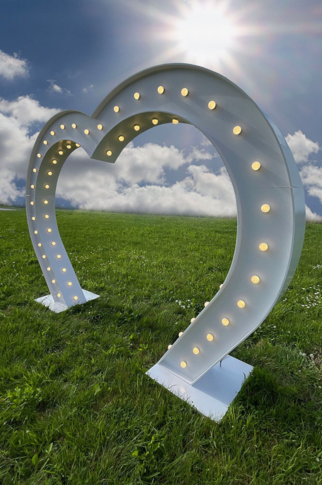 SRDCE SVATEBNÍ BRÁNA dekorace stojící osvětlená LED žárovkami.