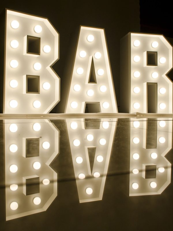 Bílý nápis „BAR“ ve stylu RETRO (s žárovkami).