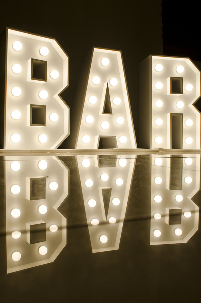 Bílý nápis „BAR“ ve stylu RETRO (s žárovkami).