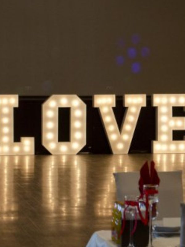 Písmeno O – svíticí dekorace LED s žárovkami na akce a svatby