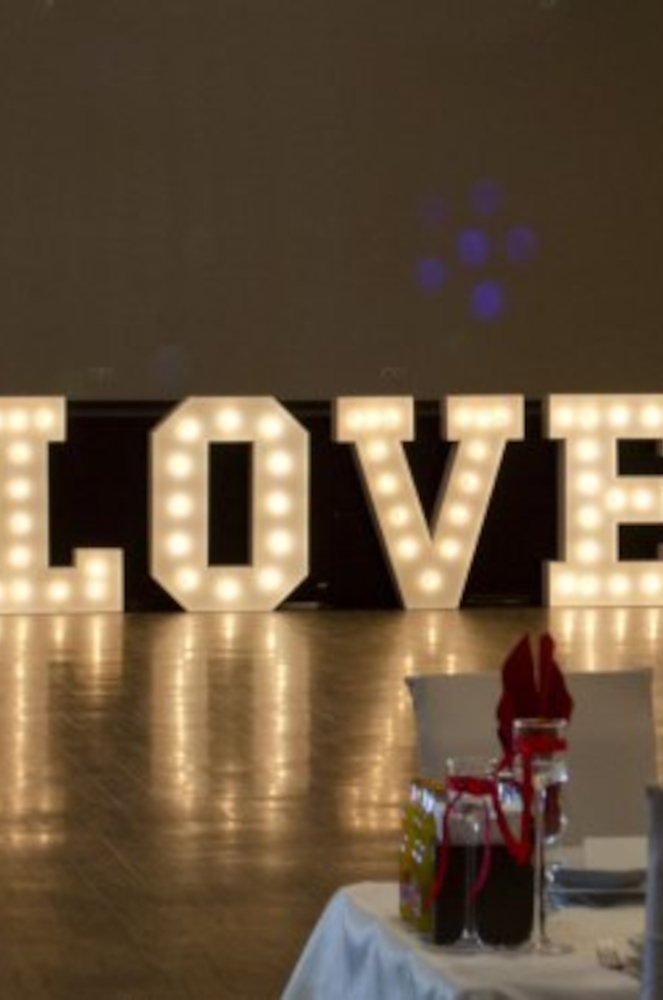 Písmeno O – svíticí dekorace LED s žárovkami na akce a svatby