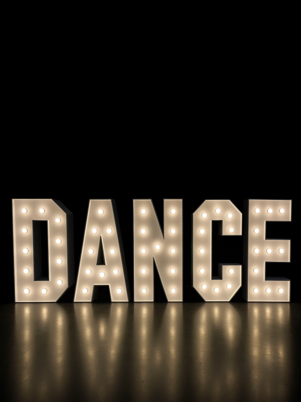Bílý nápis „DANCE“ ve stylu RETRO (s žárovkami).