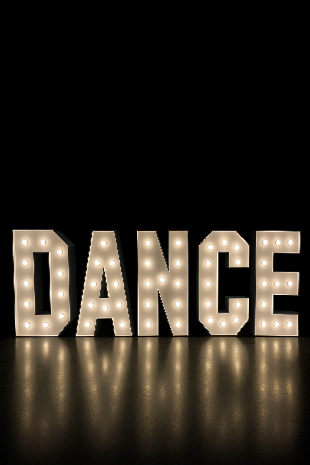 Bílý nápis „DANCE“ ve stylu RETRO (s žárovkami).