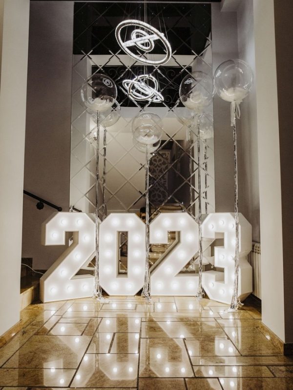 Číslice 2 – svíticí dekorace LED s žárovkami na narozeniny, výročí a eventy