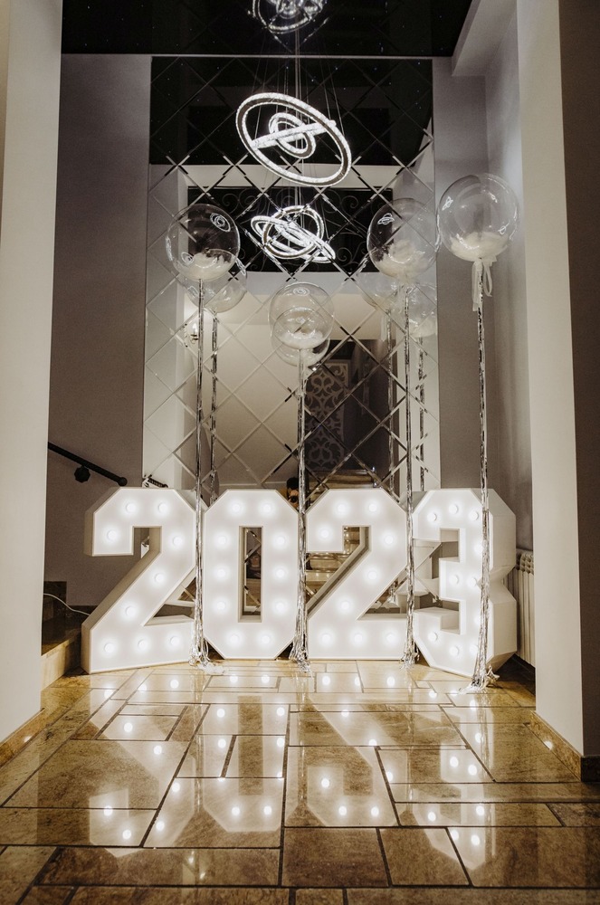 Číslice 2 – svíticí dekorace LED s žárovkami na narozeniny, výročí a eventy