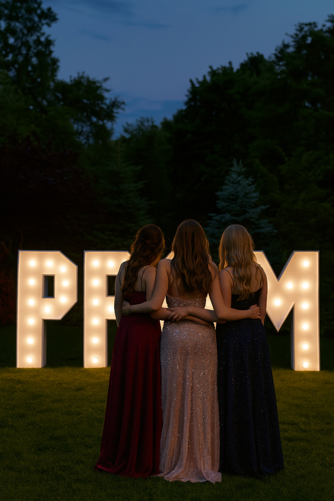 Písmeno P – svíticí dekorace LED s žárovkami na akce a svatby