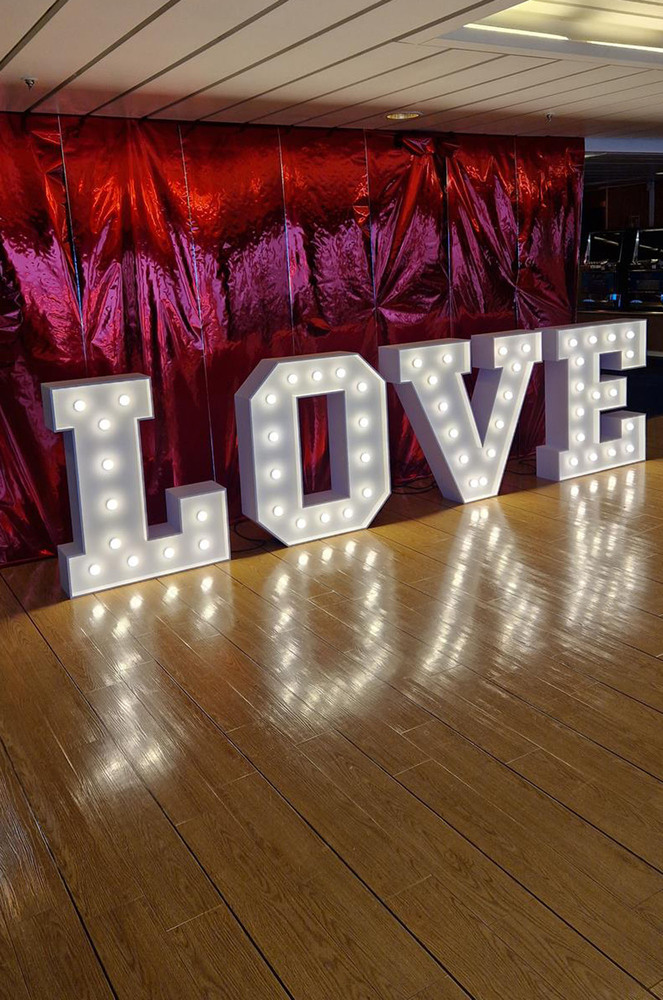 albex_brandekor_stojace_litery_LOVE_zarowki_20230210_114447_2000px