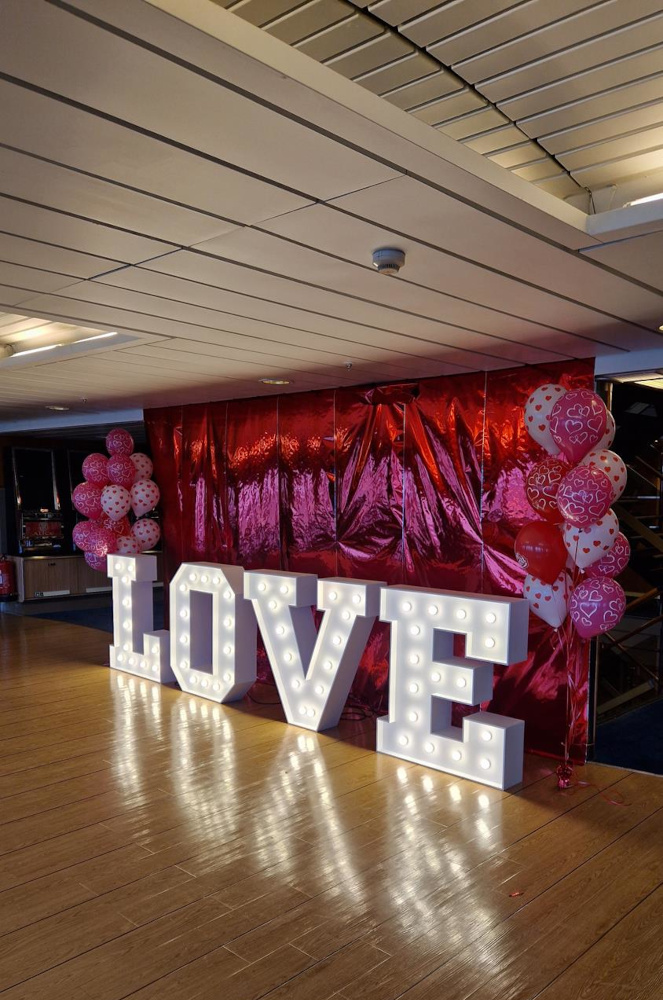 Písmeno V – svíticí dekorace LED s žárovkami na akce a svatby