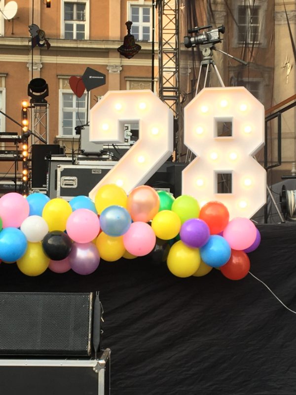 Číslice 8 – svíticí dekorace LED s žárovkami na narozeniny, výročí a eventy