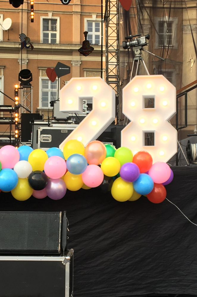 Číslice 8 – svíticí dekorace LED s žárovkami na narozeniny, výročí a eventy