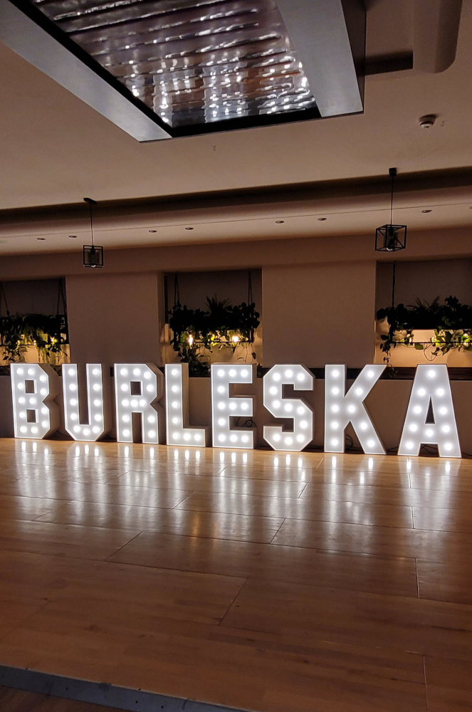 Písmeno U – svíticí dekorace LED s žárovkami na akce a svatby