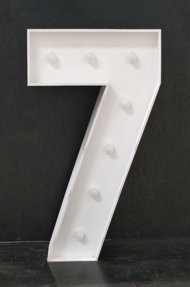 brandekor_cyfra7_swiecaca_dekoracja_131440