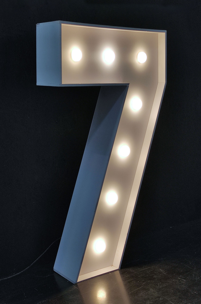 brandekor_cyfra7_swiecaca_dekoracja_131522