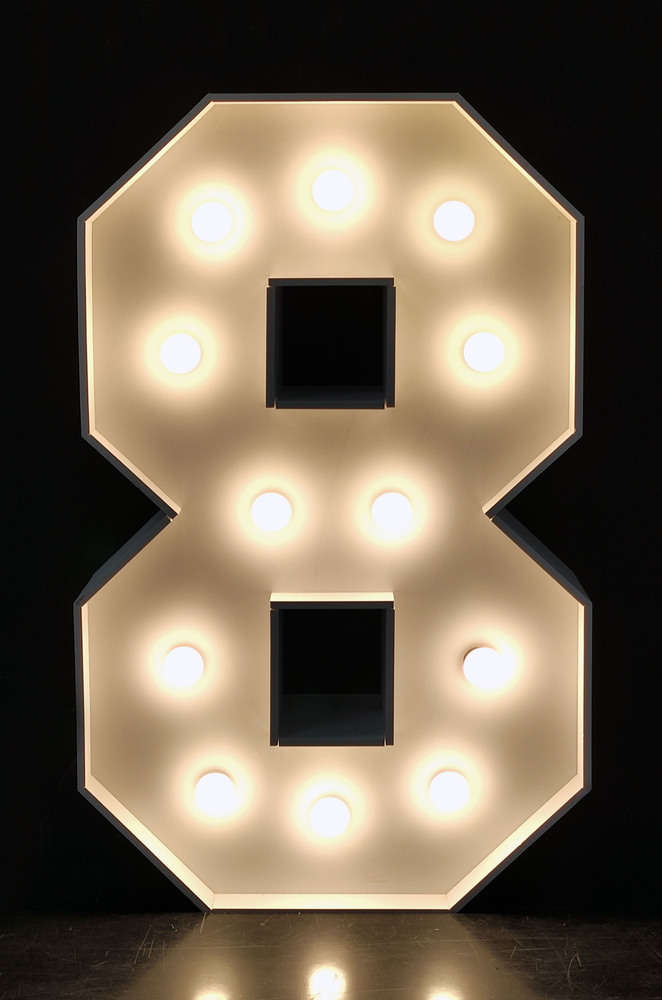 brandekor_cyfra_8_z_zarowkami_swiecaca_dekoracja_130410