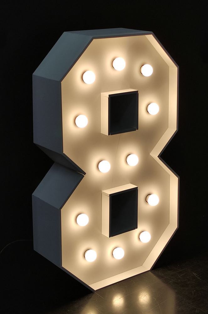 brandekor_cyfra_8_z_zarowkami_swiecaca_dekoracja_130420_2000