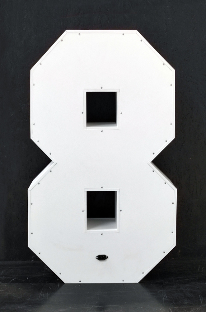 brandekor_cyfra_8_z_zarowkami_swiecaca_dekoracja_130456