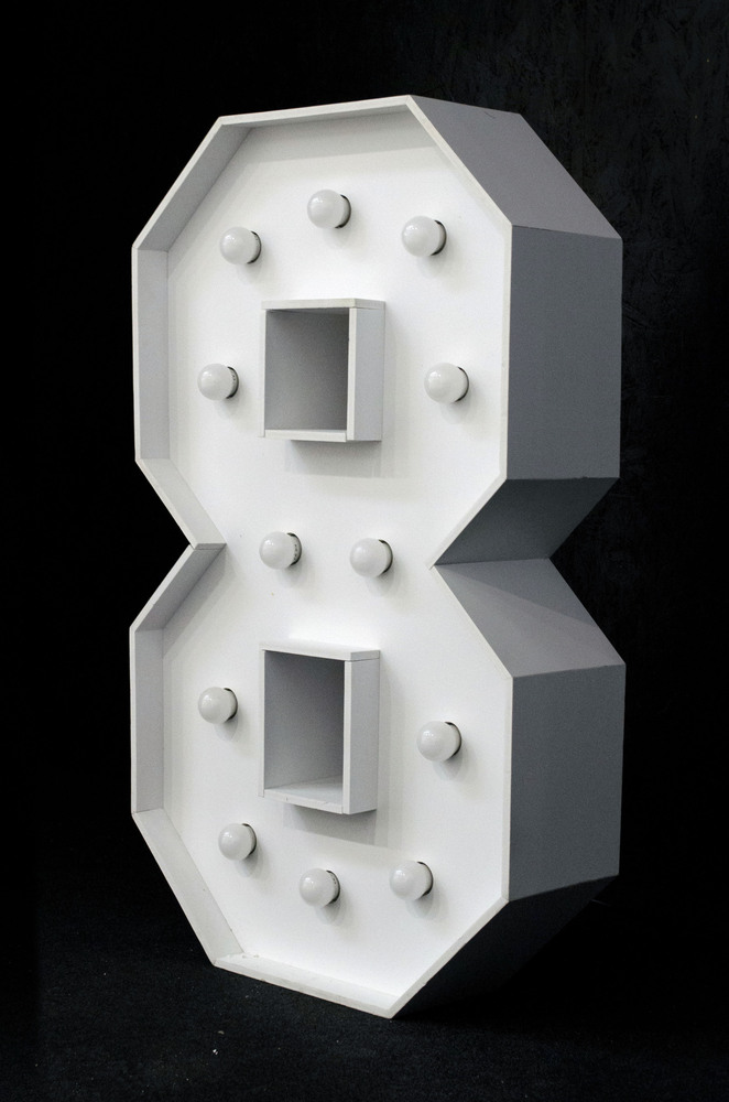 brandekor_cyfra_8_z_zarowkami_swiecaca_dekoracja_4974