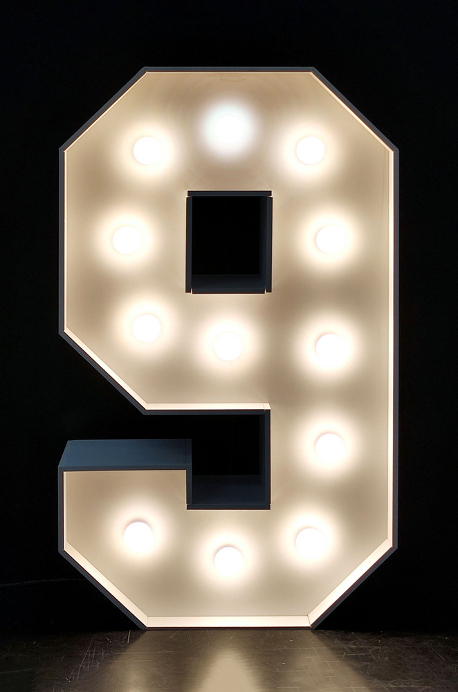 brandekor_cyfra_9_z_zarowkami_swiecaca_dekoracja_na_urodziny__130801