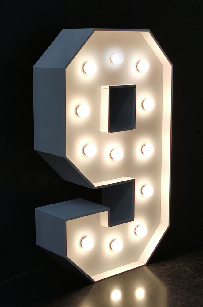 brandekor_cyfra_9_z_zarowkami_swiecaca_dekoracja_na_urodziny__130810