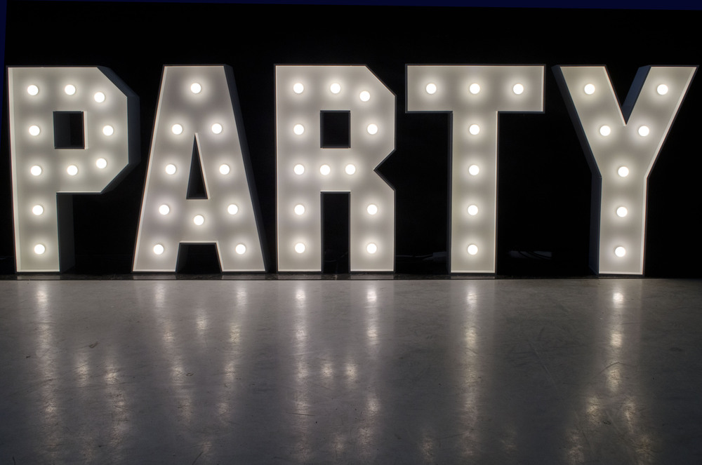 brandekor_litery_PARTY_swiecace_zarowki_LED_dekoracja_3109