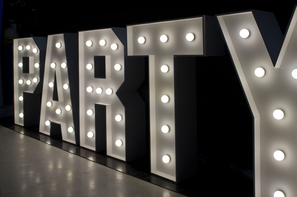 brandekor_litery_PARTY_swiecace_zarowki_LED_dekoracja_3115