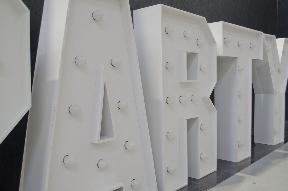 brandekor_litery_PARTY_swiecace_zarowki_LED_dekoracja_3120