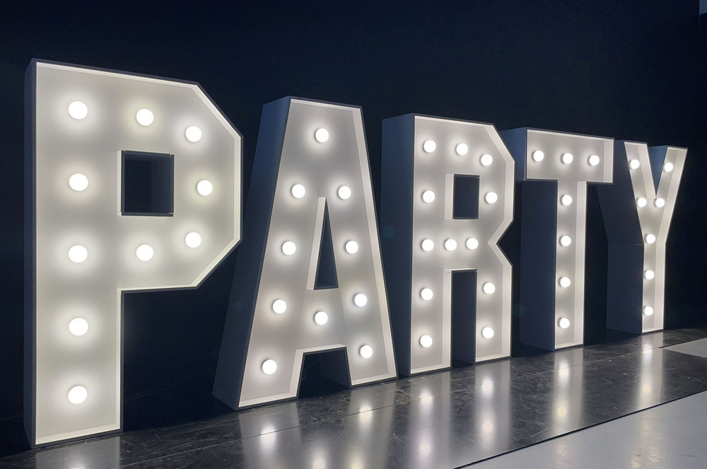 brandekor_litery_PARTY_swiecace_zarowki_LED_dekoracja_9117