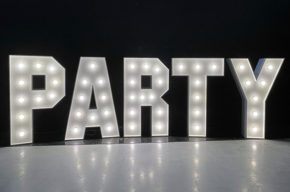 brandekor_litery_PARTY_swiecace_zarowki_LED_dekoracja_9123