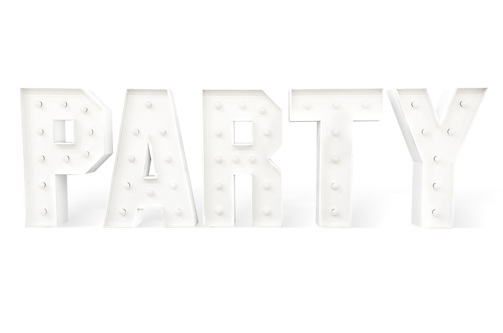 brandekor_litery_PARTY_swiecace_zarowki_LED_dekoracja_nabialym