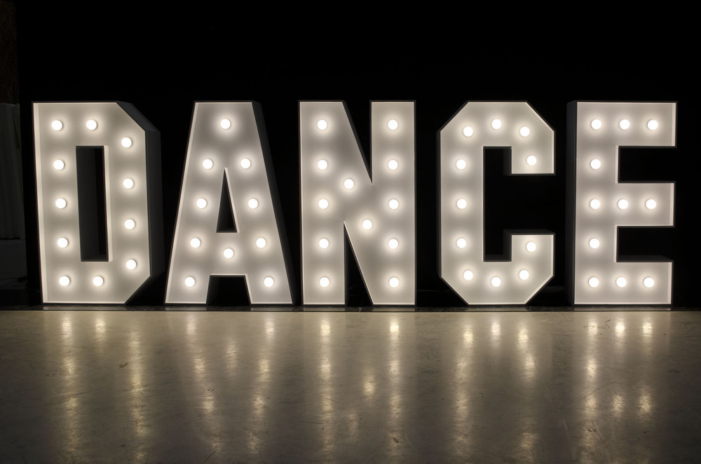 brandekor_litery_swiecace_zarowki_LED_dekoracja_DANCE_3105_2000px