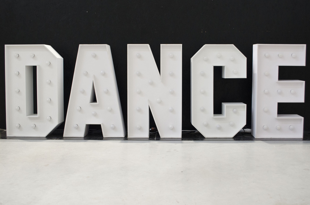 brandekor_litery_swiecace_zarowki_LED_dekoracja_DANCE_3108