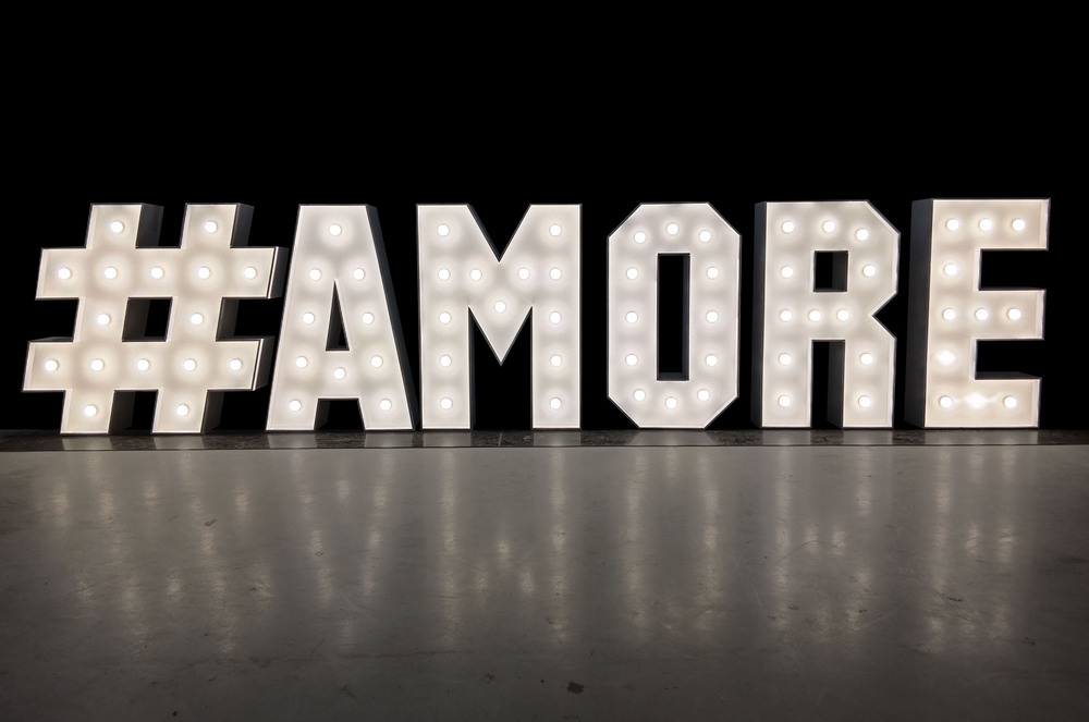 brandekor_litery_swiecace_zarowki_LED_literowedekoracja_#AMORE