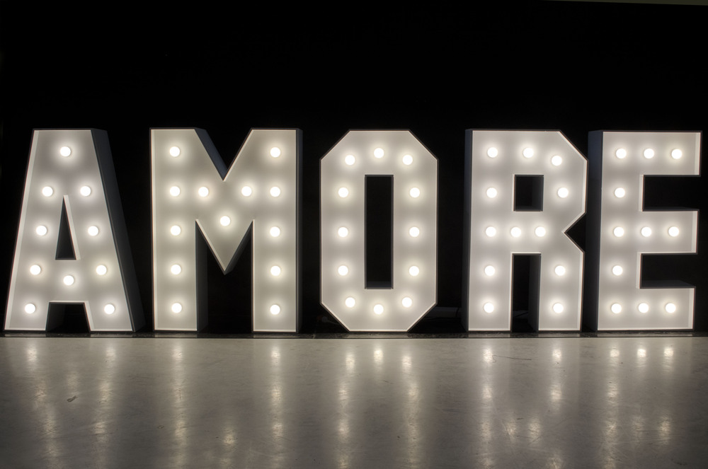 brandekor_litery_swiecace_zarowki_LED_literowedekoracja_AMORE_3079