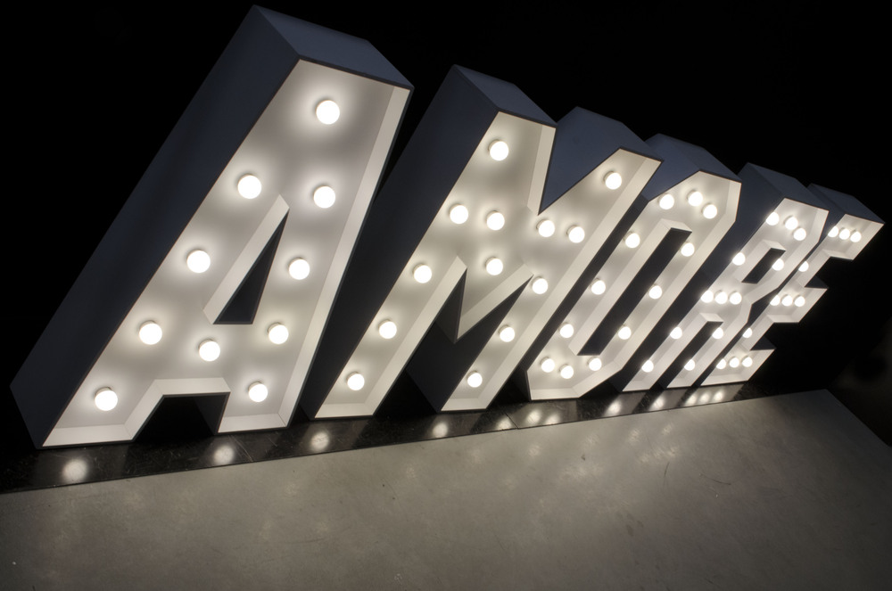 brandekor_litery_swiecace_zarowki_LED_literowedekoracja_AMORE_3081