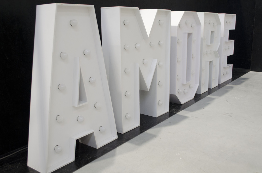 brandekor_litery_swiecace_zarowki_LED_literowedekoracja_AMORE_3087