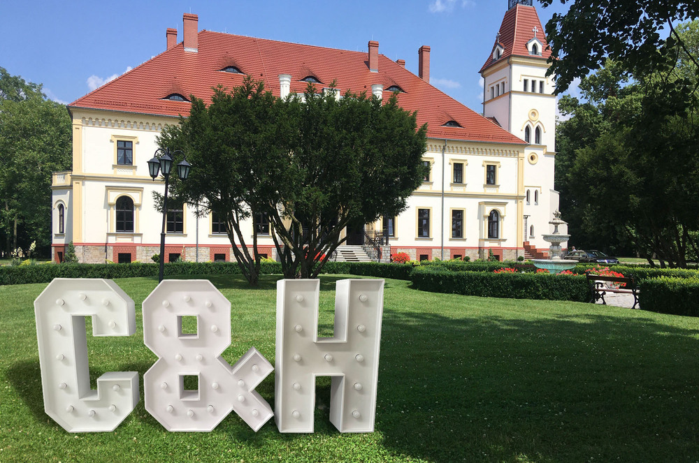 Písmeno C – svíticí dekorace LED s žárovkami na akce a svatby&_inicjaly_1560_2000px