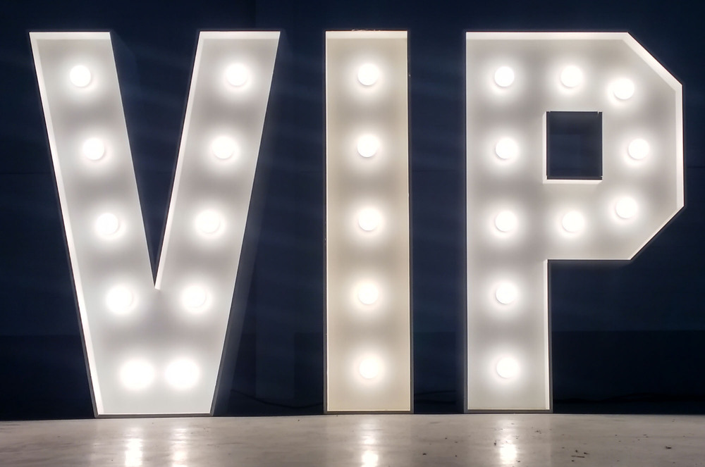 brandekor_literypodswietlane_dekoracjastojaca_zzarowkami_VIP_154504_2000px