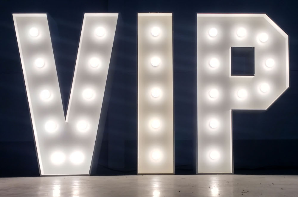 brandekor_literypodswietlane_dekoracjastojaca_zzarowkami_VIP_154504_2000px