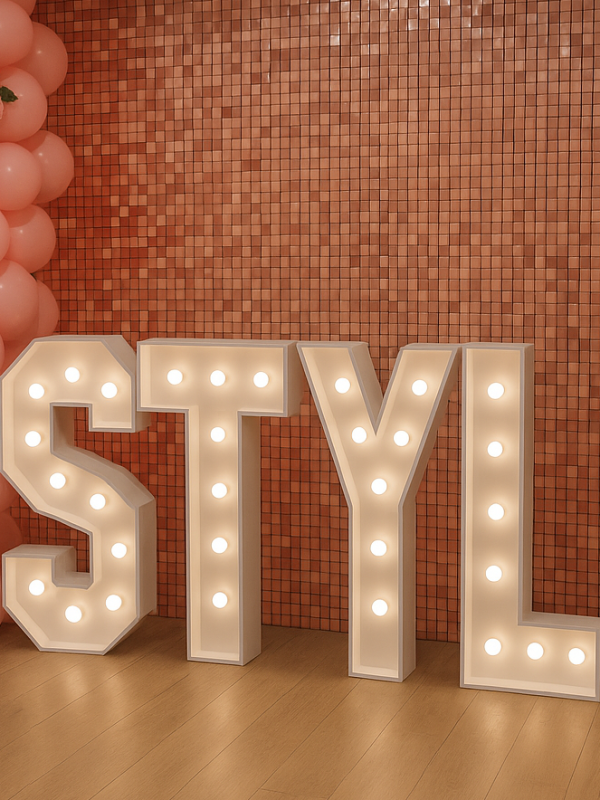 Písmeno S – svíticí dekorace LED s žárovkami na akce a svatby