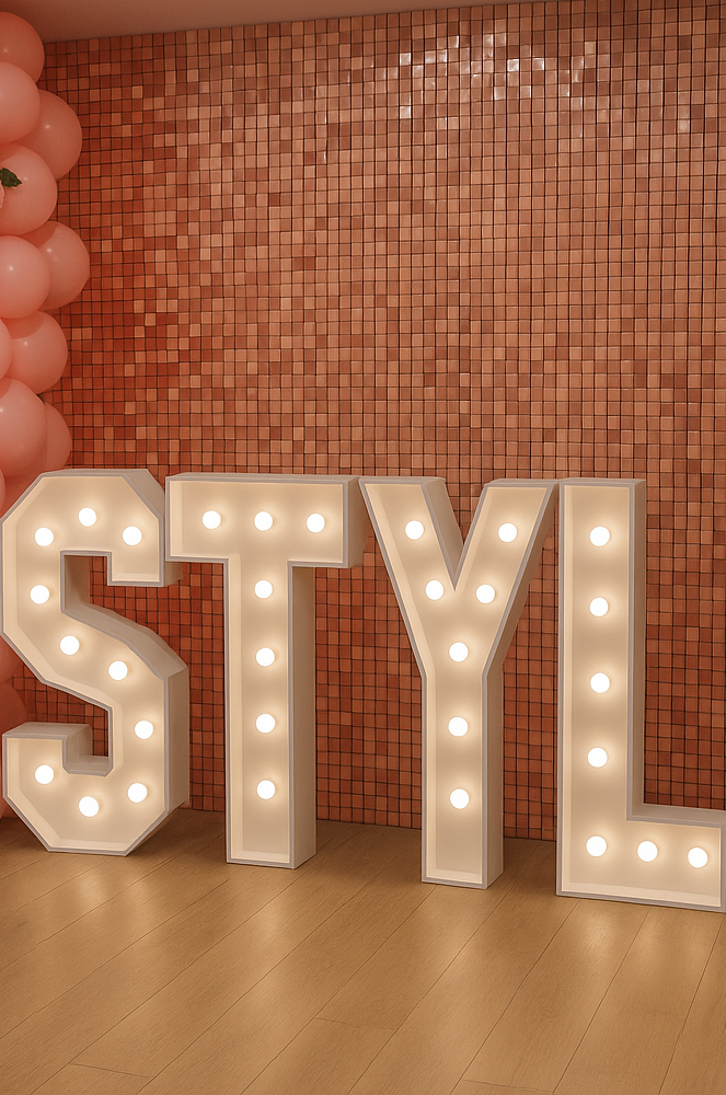 Písmeno S – svíticí dekorace LED s žárovkami na akce a svatby