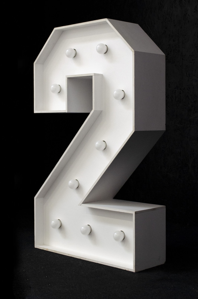 brandekor_stojace_litery_cyfry_swiecace_zarowki_LED_4989