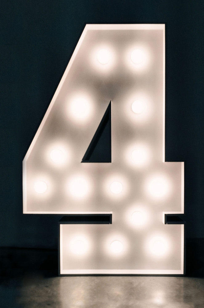 brandekor_stojace_litery_cyfry_swiecace_zarowki_LED_4_na_urodziny_15_54_28_FN