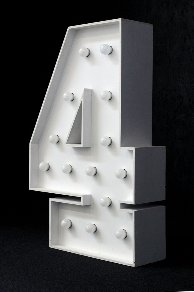 brandekor_stojace_litery_cyfry_swiecace_zarowki_LED_4_na_urodziny_4984