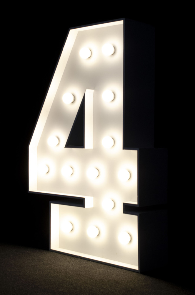 brandekor_stojace_litery_cyfry_swiecace_zarowki_LED_4_na_urodziny_4986