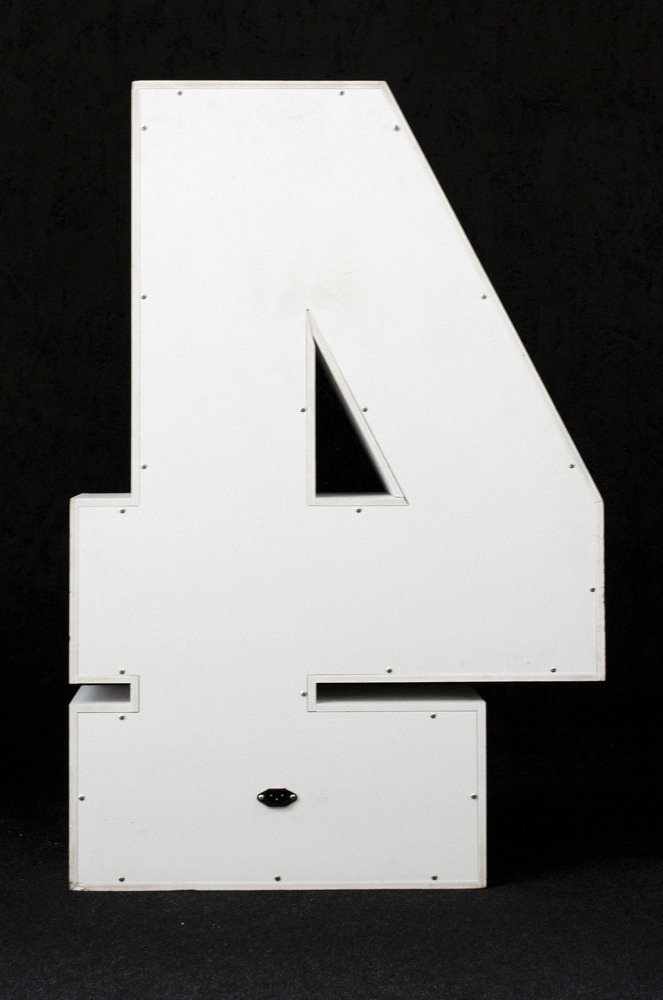 brandekor_stojace_litery_cyfry_swiecace_zarowki_LED_4_na_urodziny_4987