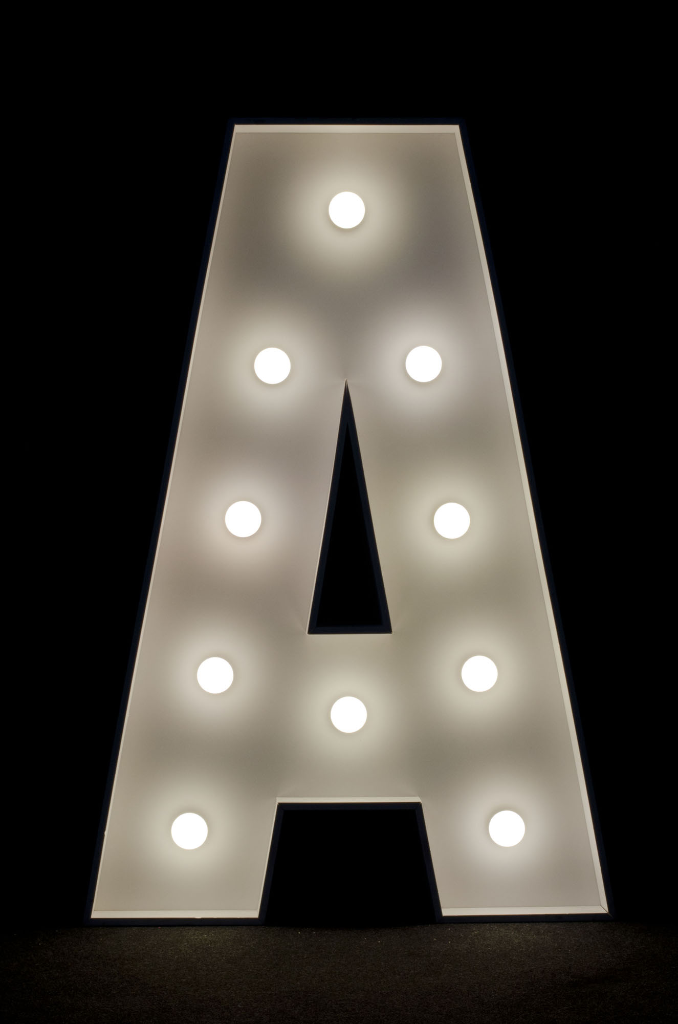 brandekor_stojace_litery_cyfry_swiecace_zarowki_LED_A_4919_2000px