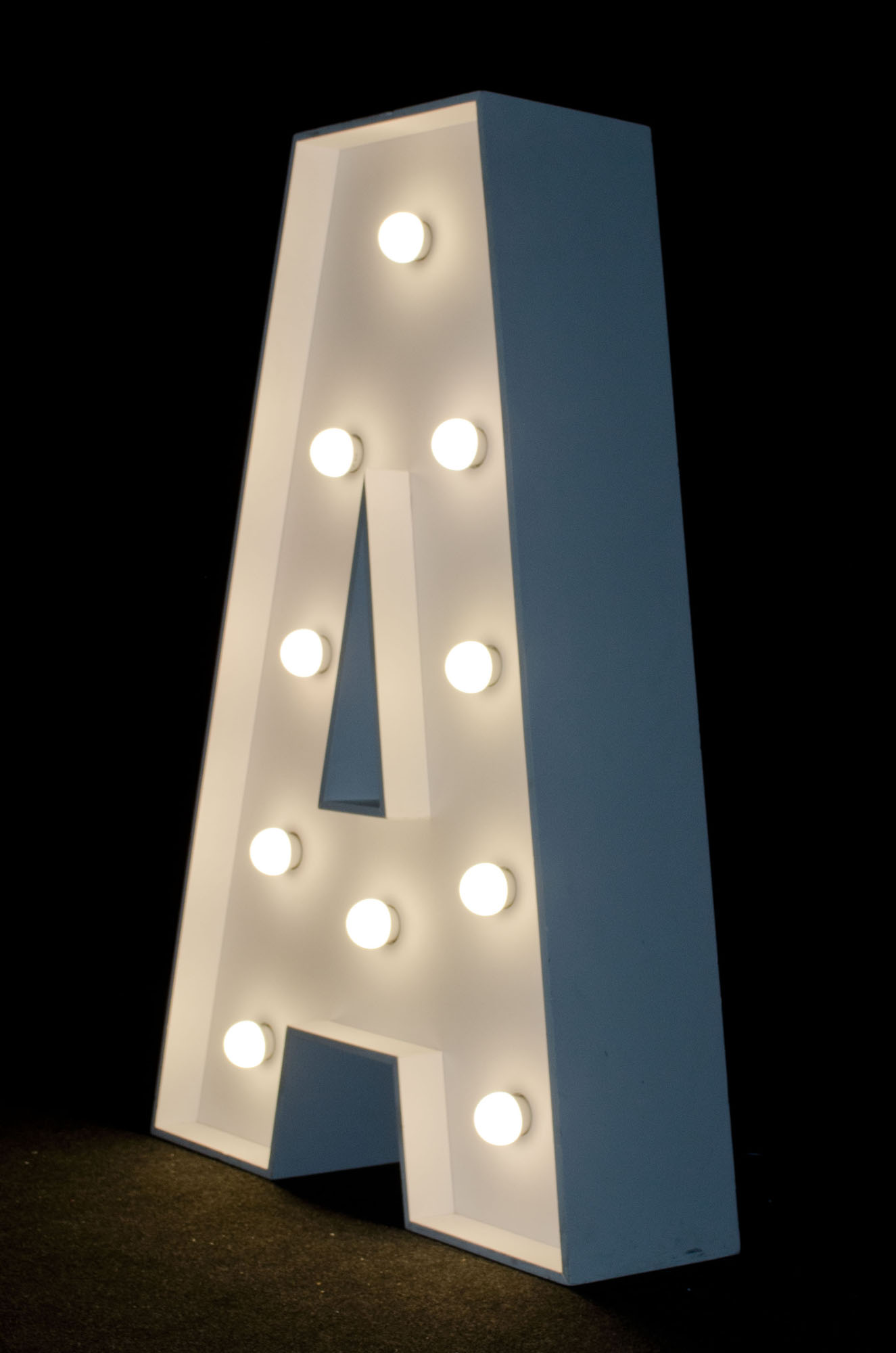 brandekor_stojace_litery_cyfry_swiecace_zarowki_LED_A_4920_2000px