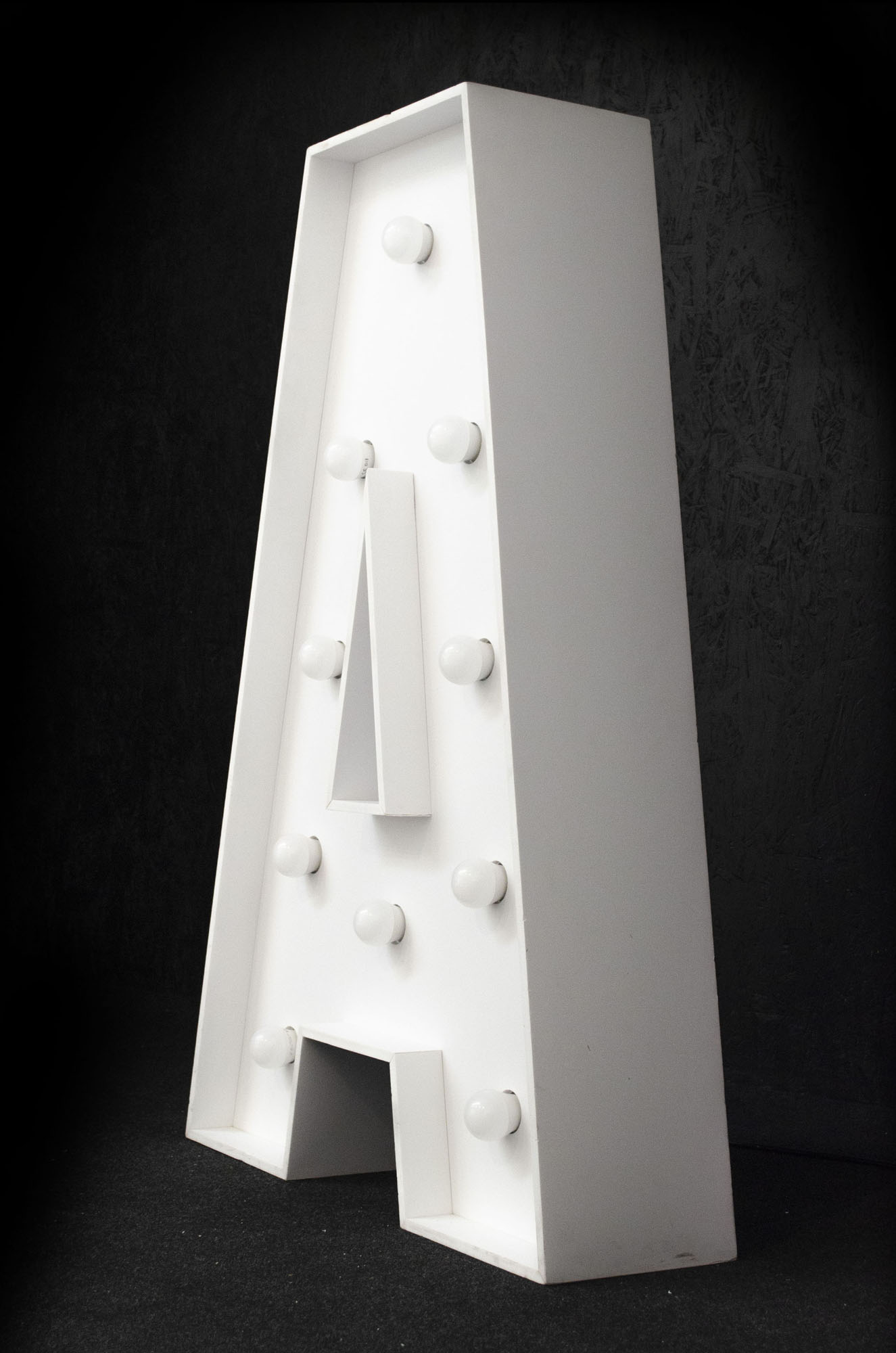 brandekor_stojace_litery_cyfry_swiecace_zarowki_LED_A_4921_2000px